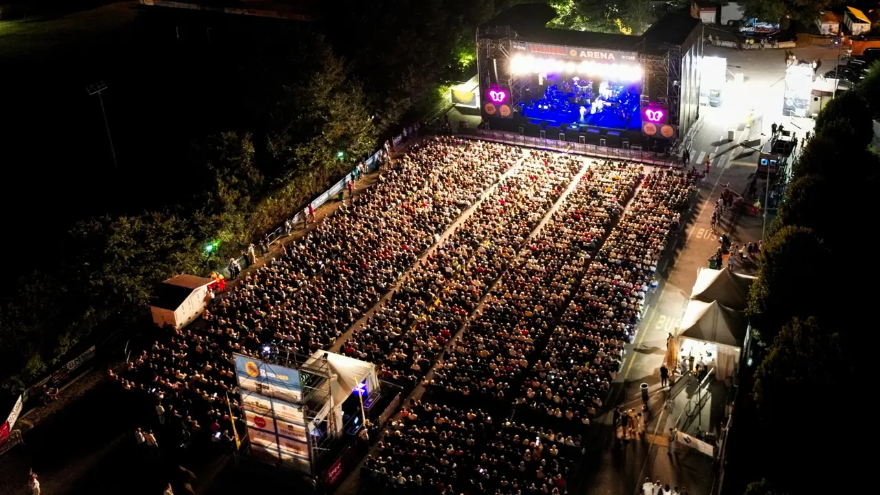 Una vista dall’alto dell’arena con il palco (foto Agenzia Pòrcile)
