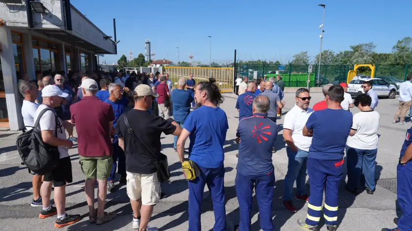 L'assemblea dei lavoratori Superjet a Tessera