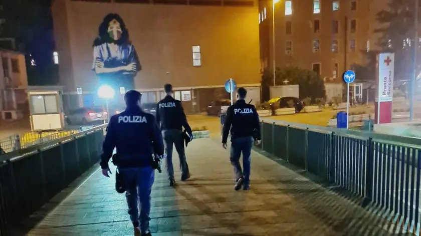 Poliziotti durante un controllo all'ospedale di Padova