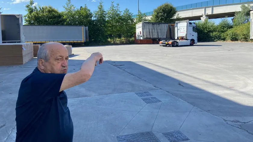 Augusto Tosatto nel piazzale della sua azienda