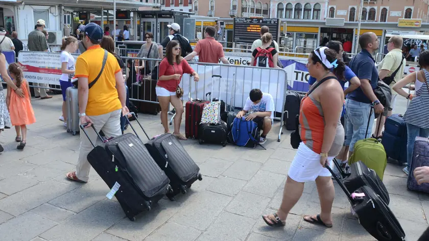 Turisti in stazione a Venezia, una delle zone rosse in centro storico