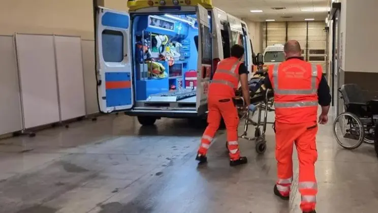 Famiglia soccorsa dalle ambulanze dopo l'incidente in A4