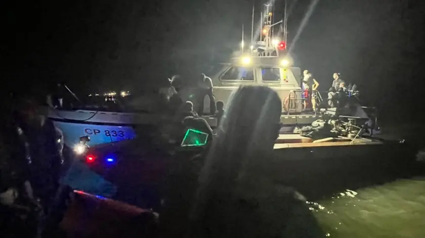 Il salvataggio degli occupanti di una barca che stava affondando da parte della Capitaneria di porto