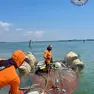 Il recupero dell’imbarcazione di Alessandro Cenacchi affondata nei giorni scorsi tra l’isola di Poveglia e gli Alberoni