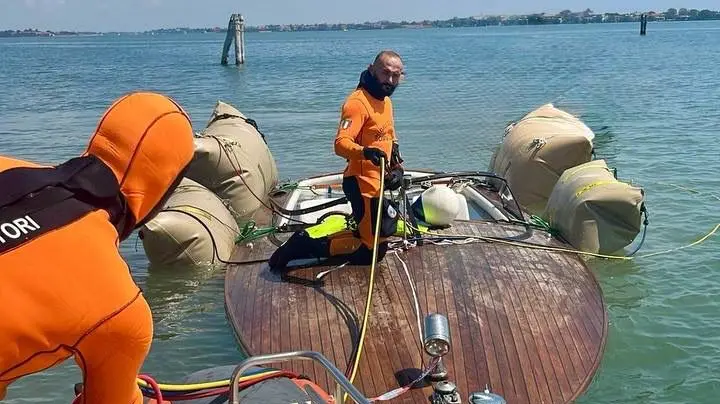 Il recupero dell’imbarcazione di Alessandro Cenacchi affondata nei giorni scorsi tra l’isola di Poveglia e gli Alberoni