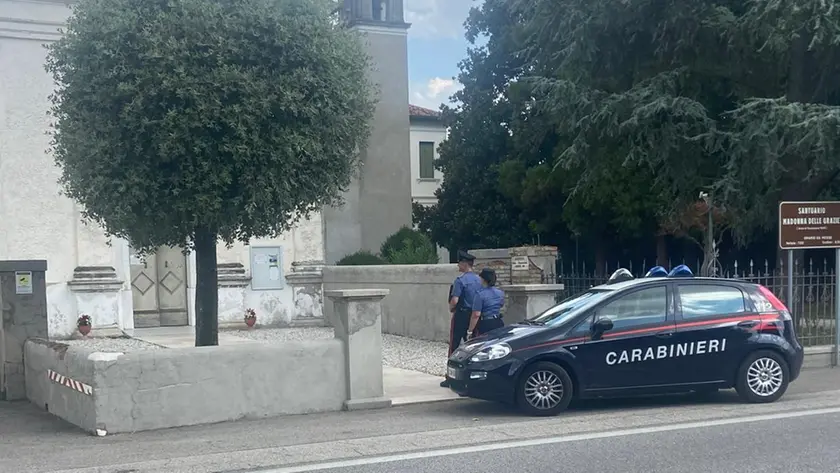 I carabinieri davanti al santuario Santa Maria della Grazie di Preganziol