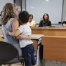 Alice Boselli davanti alla commissione di laurea con il figlio abbracciato a lei