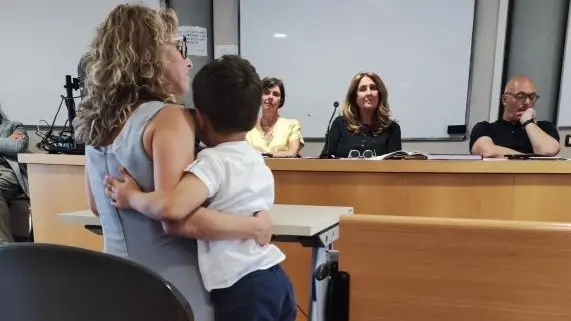 Alice Boselli davanti alla commissione di laurea con il figlio abbracciato a lei