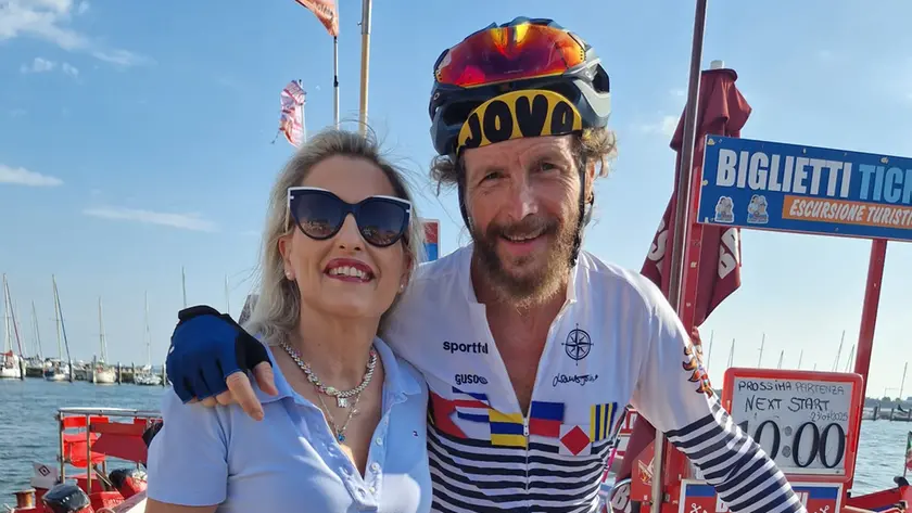 Jovanotti in piazza Vigo a Chioggia con Francesca Pinelli, direttrice del Consorzio di promozione turistica Lidi di Chioggia