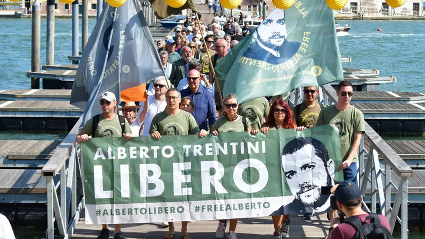 Il corteo e lo striscione per Trentini il giorno del Redentore
