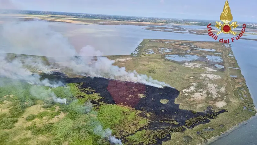 L'isolotto a fuoco tra punta Fusina e l’isola dei Maltesi nella laguna di Venezia