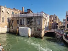 Palazzo San Pantalon a Venezia con parte della facciata protetta dopo il distacco dell'opera di Banksy (foto Matteo Tagliapietra/Interpress)