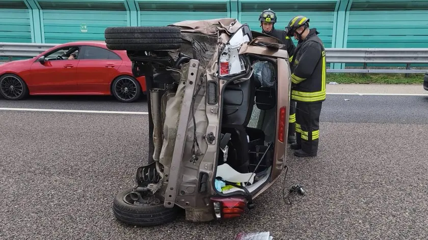 L'auto ribaltata in A57