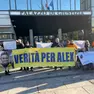 Un sit-in organizzato dai genitori di Alex, Luca Marangon e Sabrina Bosser (a destra) di fronte al palazzo di giustizia di Treviso