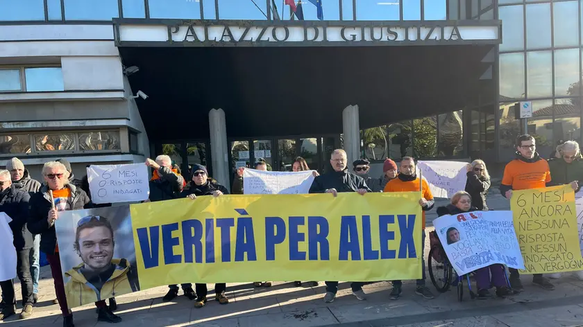 Un sit-in organizzato dai genitori di Alex, Luca Marangon e Sabrina Bosser (a destra) di fronte al palazzo di giustizia di Treviso