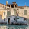 Palazzo San Pantalon con il murale di Banksy prima del distacco
