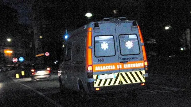 Un'ambulanza. A Concordia Sagittaria il mezzo di soccorso con a bordo due pazienti è finito fuori strada