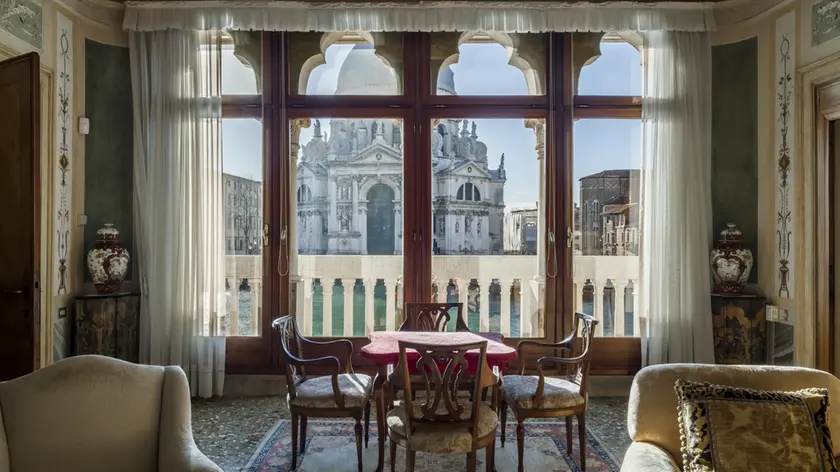 Venezia: L’interno di Casa Bortoli, con i suoi arredi preziosi, i mobili, gli affreschi, i dipinti