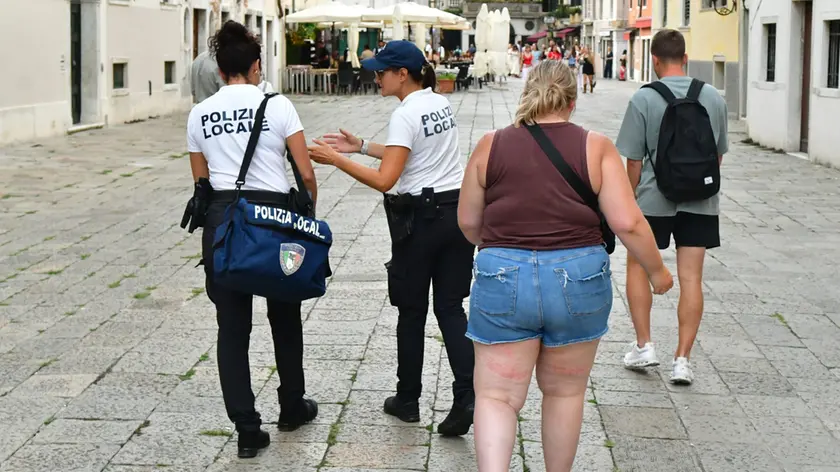 A Venezia una turista si è buttata dal vaporetto per riprendersi lo zaino che le era stato rubato