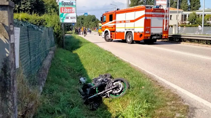 La moto fuori strada dopo aver travolto una giovane a San Donà