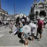 Turisti alle bancarelle degli ambulanti di Piazza San Marco