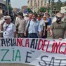Una protesta dei residenti contro i borseggiatori