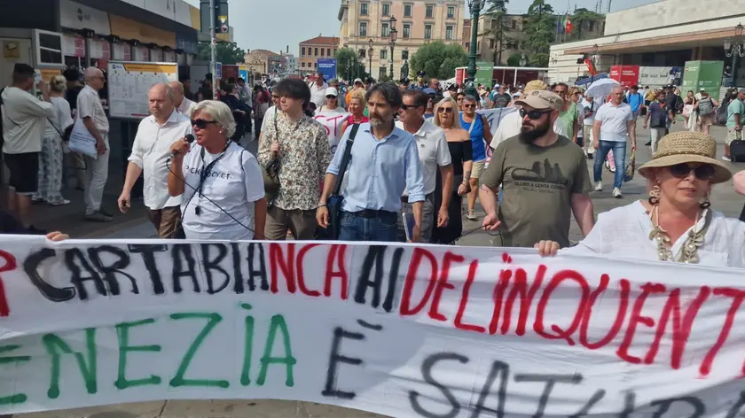 Una protesta dei residenti contro i borseggiatori