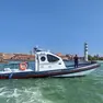Carabinieri durante un controllo nei pressi di Murano