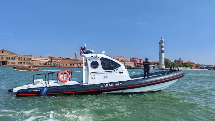 Carabinieri durante un controllo nei pressi di Murano