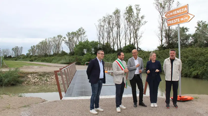 La cerimonia di consegna di due tratti della ciclovia Venezia-Trieste (foto Bortoluzzi)