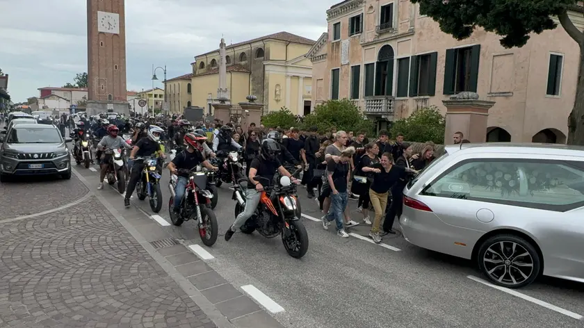 Folla commossa per l’addio a Giammarco Valerio
