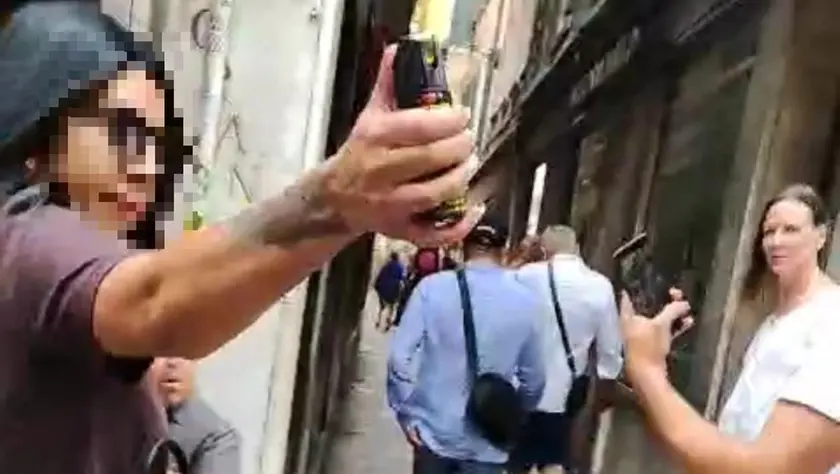 Una borseggiatrice armata di spray al peperoncino