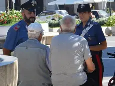 Truffe agli anziani nel Nord Est: dagli abbracci-scippo alle voci clonate con l’AI