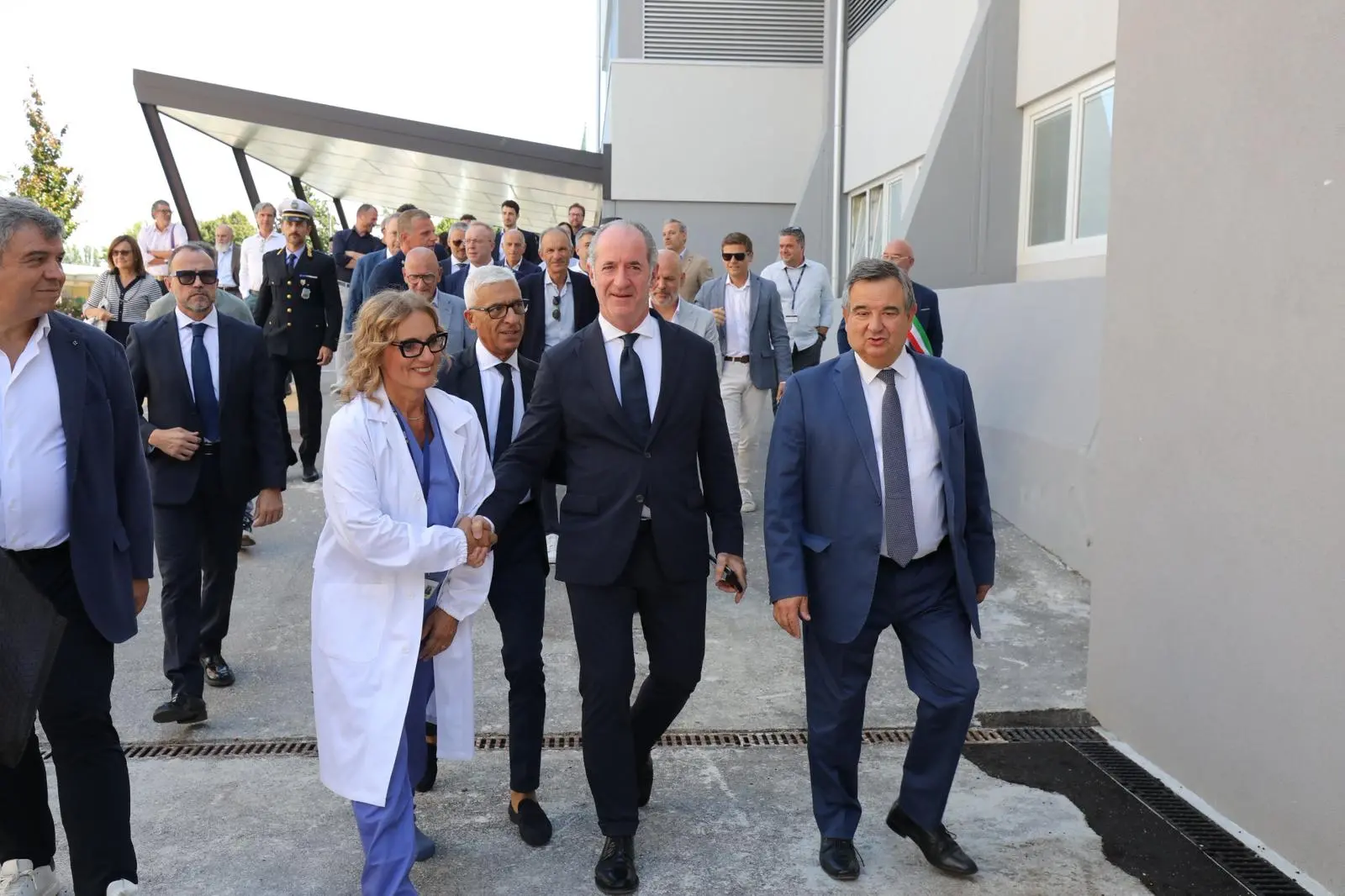 Le autorità all'inaugurazione del reparto (foto Lorenzo Pòrcile)