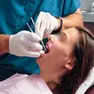 Si spacciava per odontoiatra e igienista dentale, ma non lo era