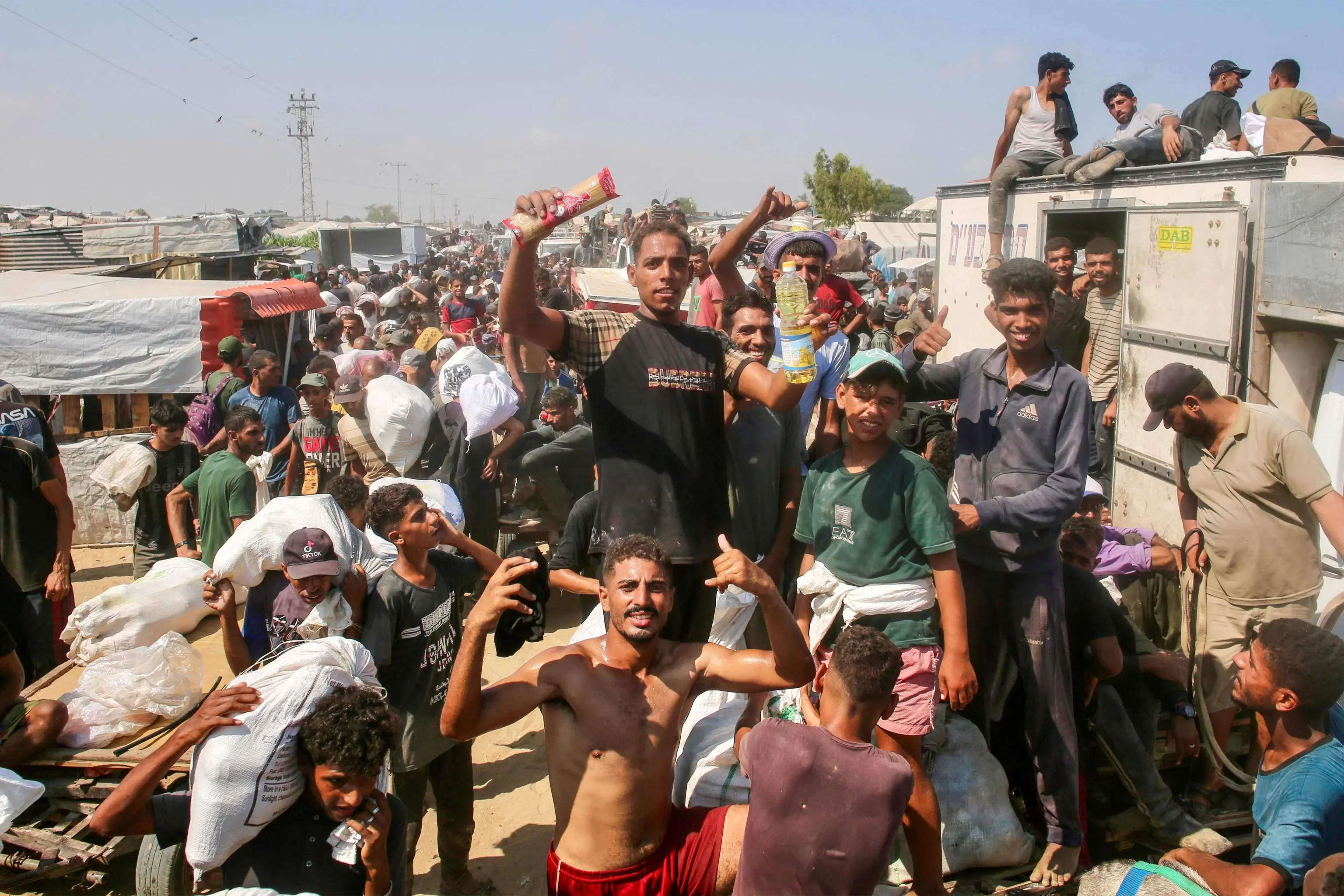 La folla alla consegna degli aiuti umanitari a Gaza