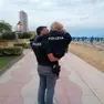 La bambina tra le braccia dell'agente di polizia che l'ha ritrovata