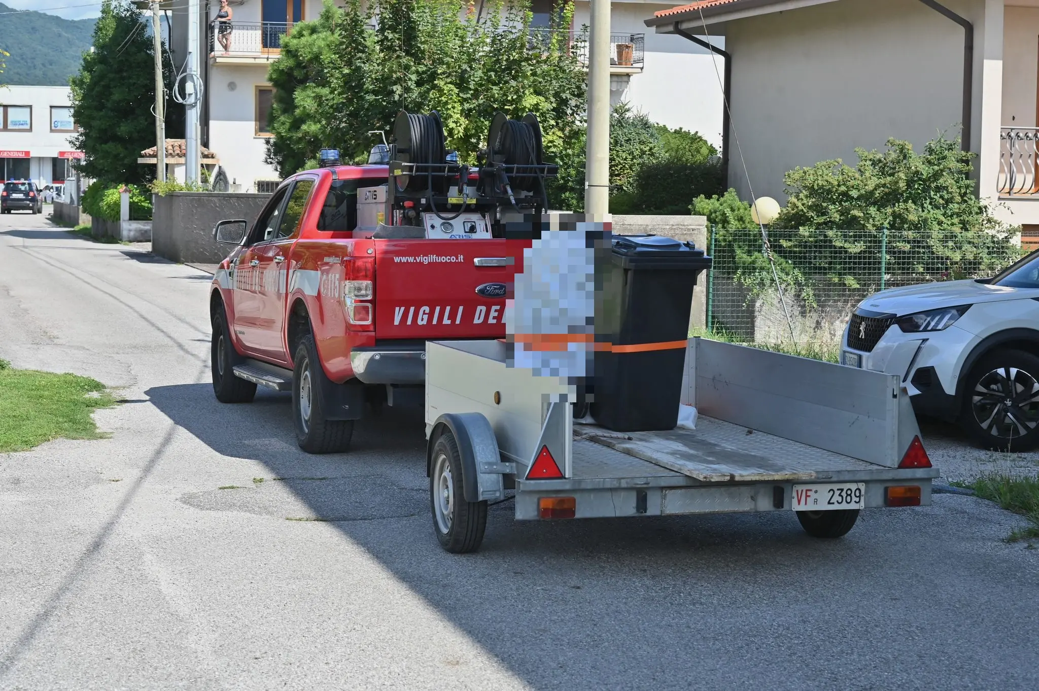 I resti portati via dai vigili del fuoco