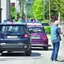 Persone in strada in via dei Lotti all'arrivo delle forze dell'ordine