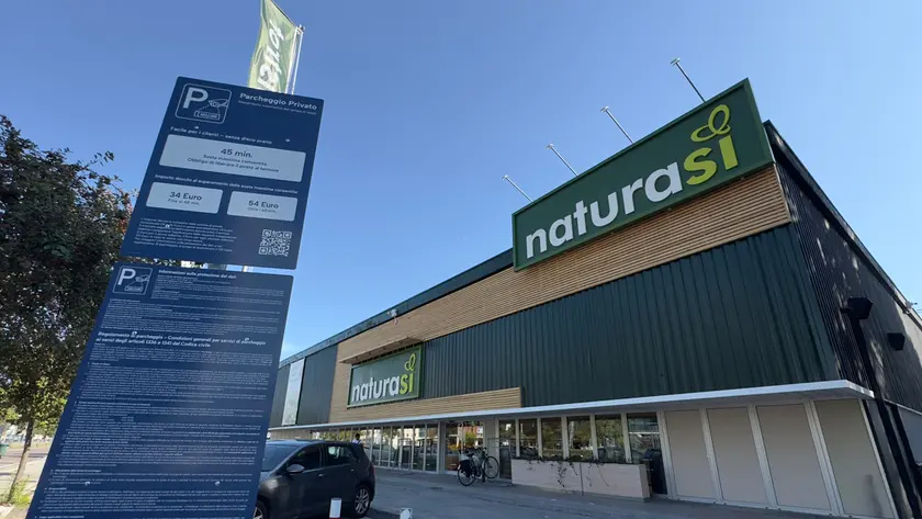 Il parcheggio del supermercato NaturaSì in via Torino