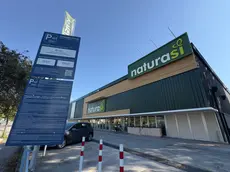 Il parcheggio del supermercato NaturaSì in via Torino