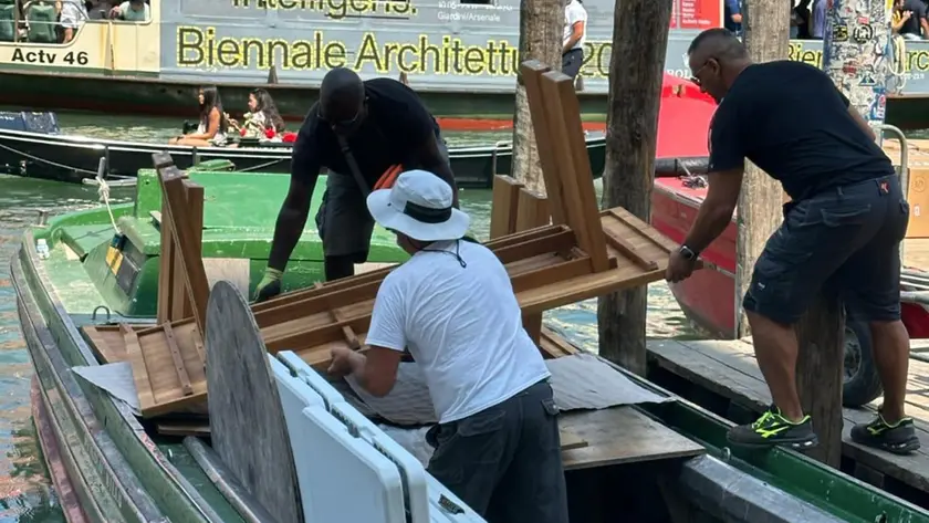 La rimozione di sedie e tavoli dal plateatico del ristorante