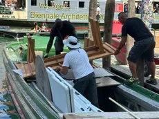 La rimozione di sedie e tavoli dal plateatico del ristorante