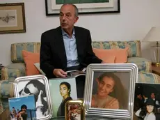 Beppino Englaro in casa con alcune foto di sua figlia Eluana (Foto Bolzoni)