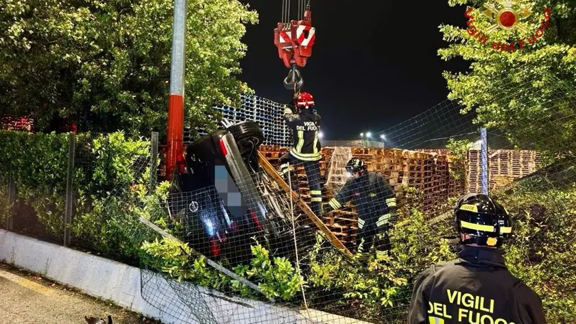 L'Opel finita nel giardino a Scorzè