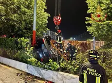 L'Opel finita nel giardino a Scorzè