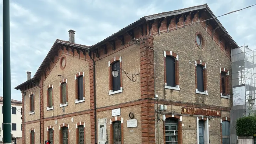 L’edificio in via Sandro Gallo, ex sede degli uffici dell’anagrafe del Comune