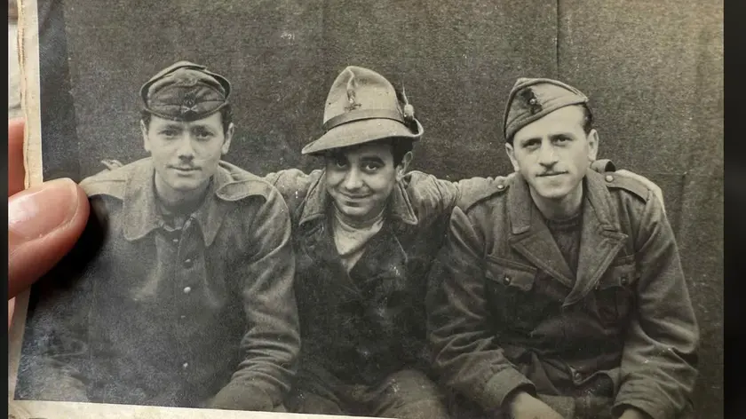 Mario Cito al centro e, a destra, il suo compagno di prigionia Luigi Bressan