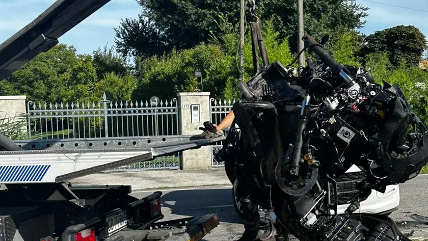 La moto su cui viaggiava il 62enne che ha perso la vita (foto Lorenzo Pòrcile)