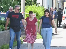 Al centro Lorena Venier, reo confessa dell'omicidio del figlio, mentre viene portata via dalla sua abitazione